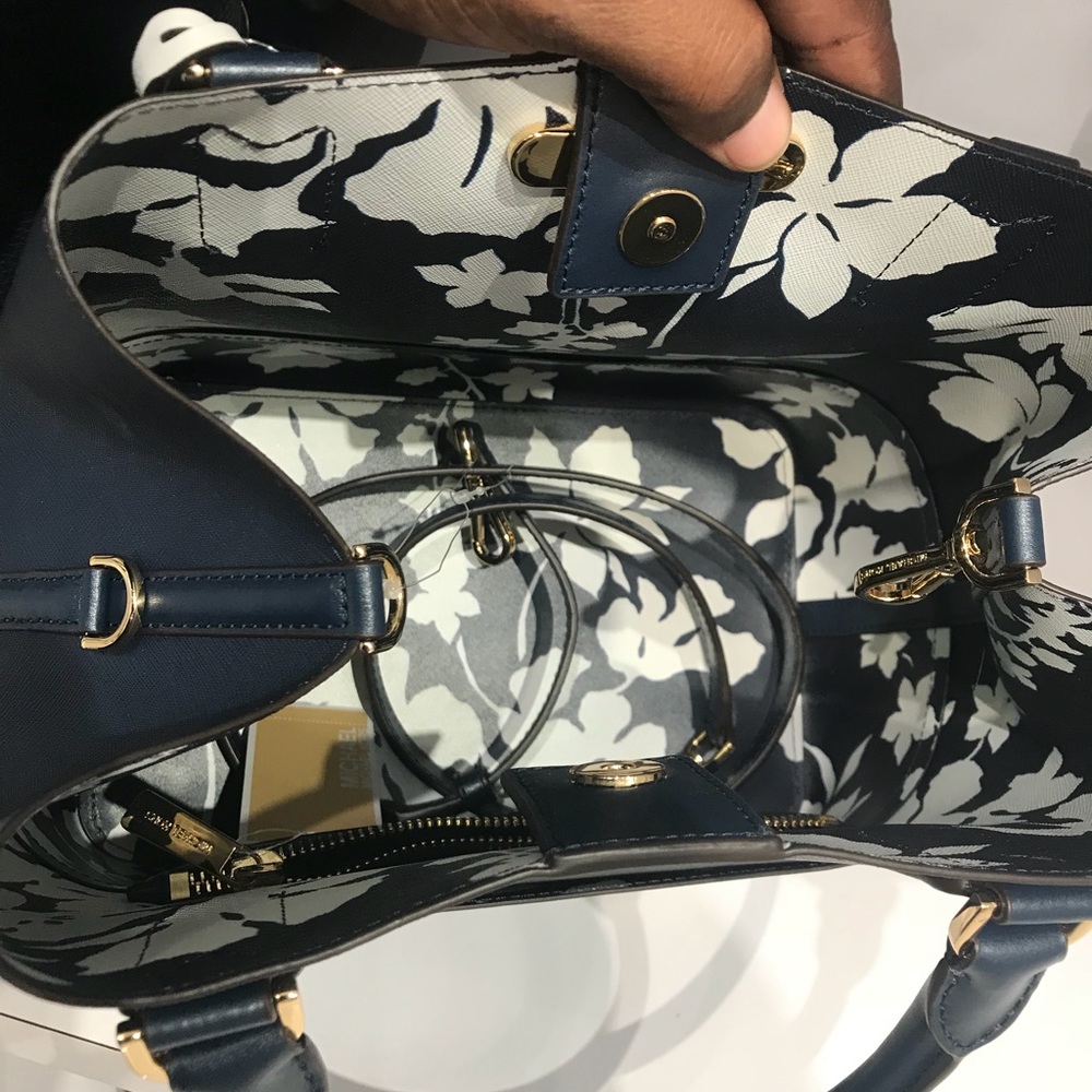 Bag brand new Michael kors 🔥🔥🔥🔥 - Picture 2 of 3